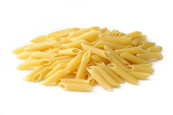 Ruwe penne macaroni op witte achtergrond — Stockfoto