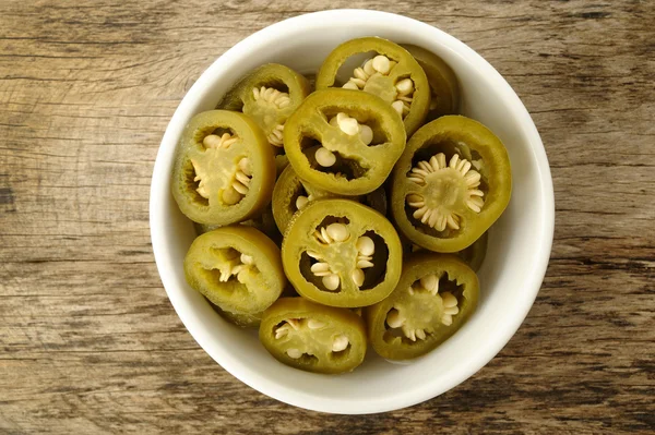 Pimientos jalapeños verdes en rodajas en vinagre en tazón blanco —  Fotos de Stock