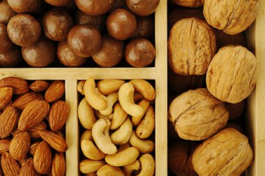 ahşap kutu içinde çeşitli fındık