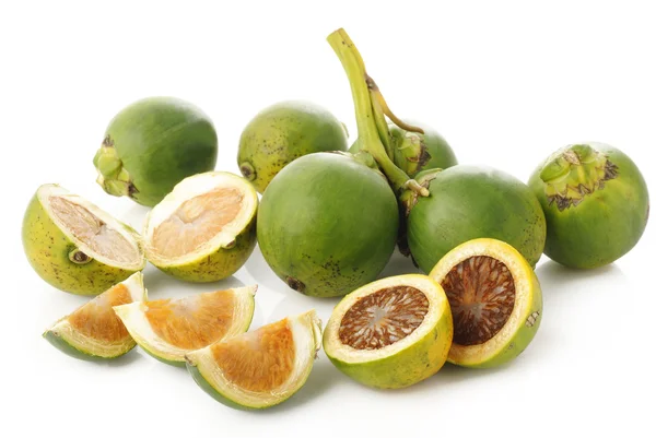 beyaz zemin üzerinde ham tembul fındık