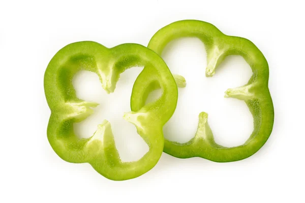 Πράσινη πιπεριά φέτα σε άσπρο φόντο — Φωτογραφία Αρχείου