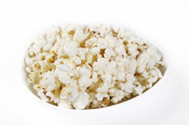 beyaz zemin üzerinde patlamış mısır kase