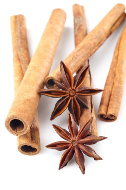 Anason Yıldızlı ve beyaz zemin üzerine tarçın