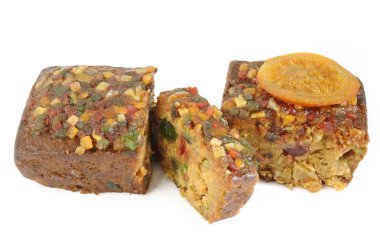 beyaz zemin üzerine meyveli kek