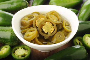  Beyaz kase dilimlenmiş yeşil jalapeno biber turşusu