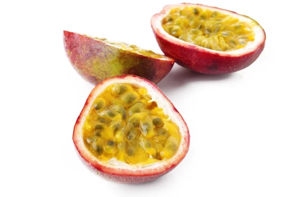 Beyaz arka planda tutku meyvesi