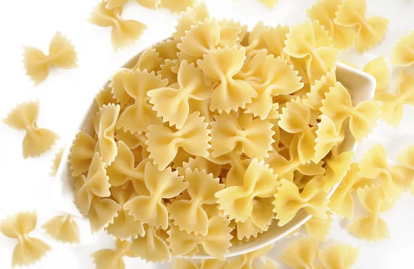 Rohe Farfalle-Pasta auf weißem Hintergrund — Stockfoto