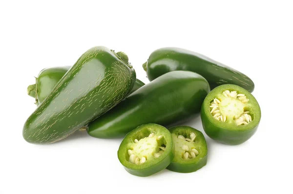 Poivrons verts jalapeno sur blanc — Photo