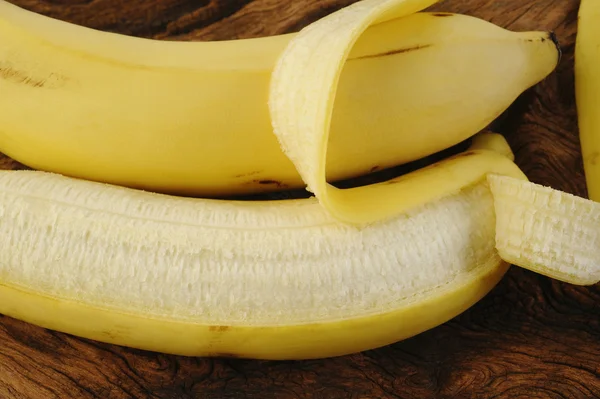 Bananas frescas em fundo de madeira — Fotografia de Stock