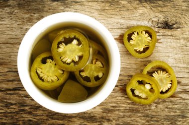 Beyaz kase dilimlenmiş yeşil jalapeno biber turşusu