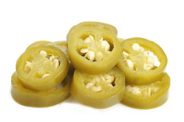 beyaz zemin üzerine dilimlenmiş yeşil jalapeno biber turşusu