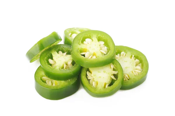 Rodajas de chiles jalapeños verdes sobre fondo blanco — Foto de Stock