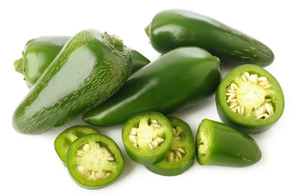 Verde jalapeno pimentas no fundo branco — Fotografia de Stock