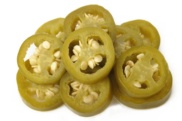 Peperoni jalapeno verde a fette sottaceto su sfondo bianco — Foto Stock