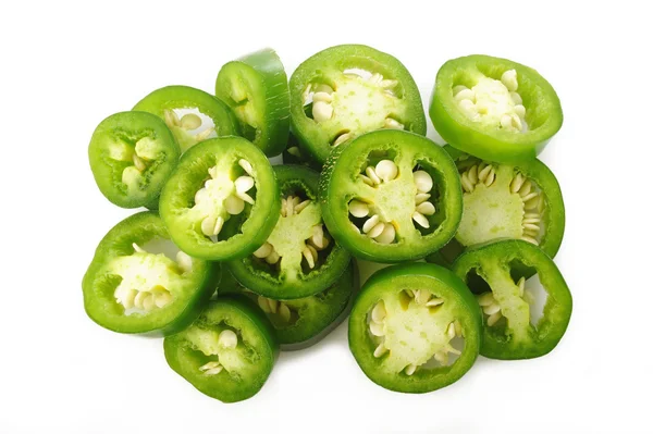 Rodajas de chiles jalapeños verdes sobre fondo blanco —  Fotos de Stock