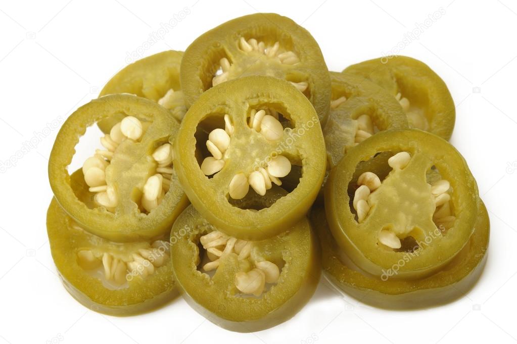 Pimientos jalapeños verdes en rodajas en vinagre sobre fondo blanco 2024
