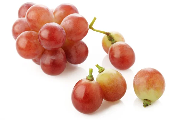 Uvas rojas frescas aisladas sobre blanco —  Fotos de Stock