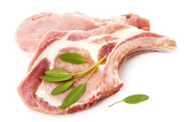 Beyaz arkaplanda çiğ et