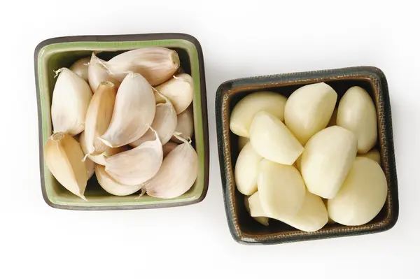 Garlic in bowl on white background — Stock Photo, Image