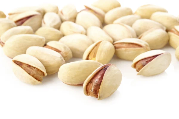 Pistachos salados sobre blanco — Foto de Stock