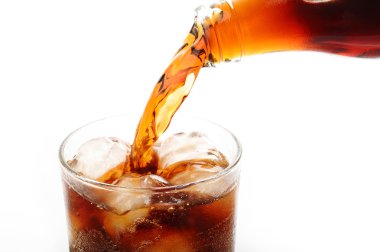 cam içine beyaz zemin üzerine dökülen kola