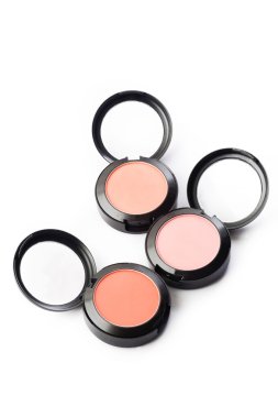 Beyaz arkaplanda makyaj fırçası ve toz