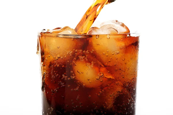 Cola derramando em vidro — Fotografia de Stock
