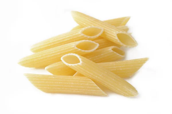 Macarrones de penne crudos sobre fondo blanco — Foto de Stock