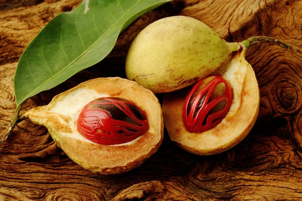 Muškátový oříšek ovoce na dřevěné — Stock fotografie