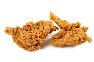 Beyaz arka planda kızarmış tavuk