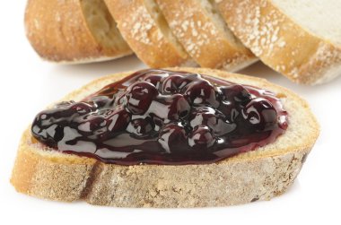 φέτα ψωμί με κάλυμμα βακκινίωνyaban mersini tepesi ile ekmek dilimi