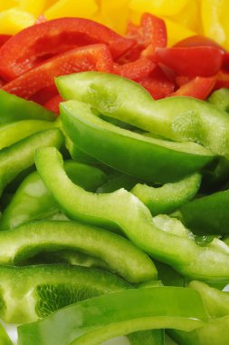 beyaz zemin üzerine biber dilimleri