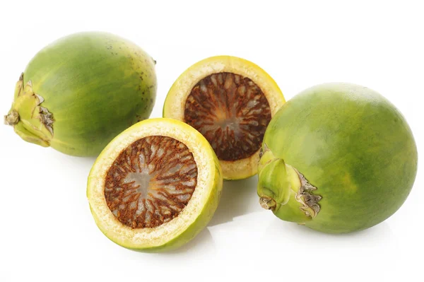 beyaz zemin üzerinde ham tembul fındık