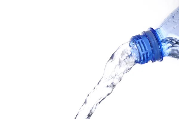 Wasser aus Wasserflasche gießen — Stockfoto