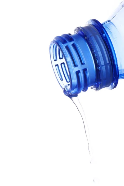 Wassertropfen aus der Wasserflasche — Stockfoto