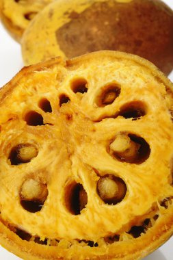 Olgun bael üzerine beyaz kesme