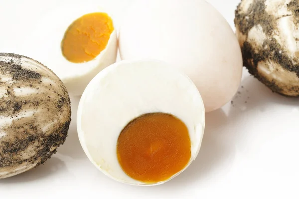 tuzlu ördek yumurta beyaz kağıt üzerinde