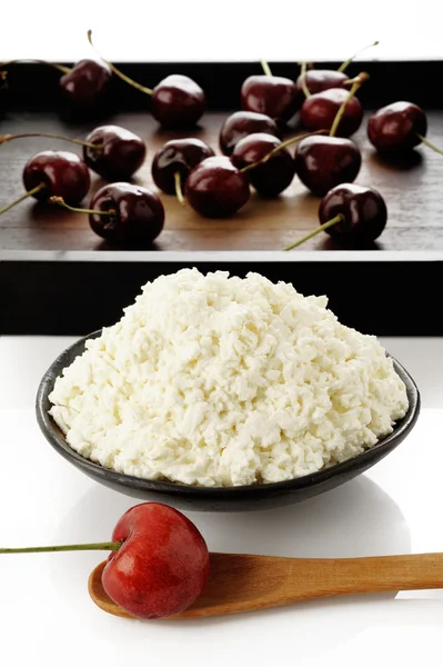 Soft cheese with fresh ripe cherries — Stock Photo, Image