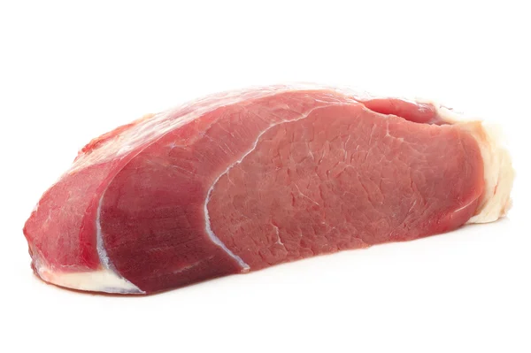 Rått nötkött på vit bakgrund — Stockfoto