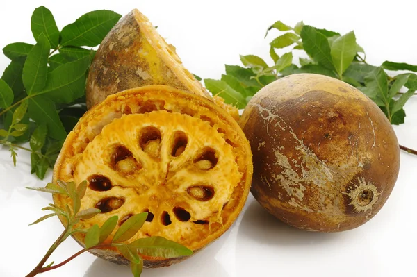 Ripe bael fruit and leaf on white background — Stock Photo, Image
