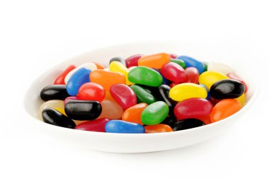 beyaz zemin üzerine bir kase jöle fasulye