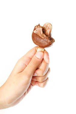 el ile çikolata kaplı dondurma