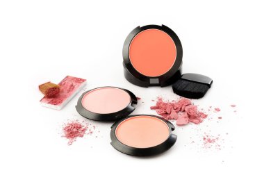 Beyaz arkaplanda makyaj fırçası ve toz