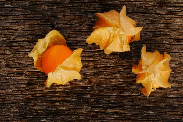 Physalis (uva spina) su sfondo di legno — Foto Stock