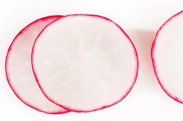 Нарізана червона редька на білому тлі — стокове фото