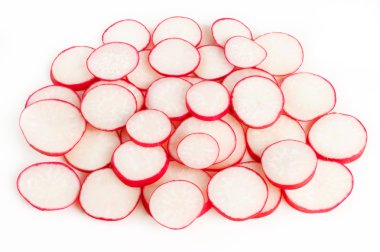 beyaz zemin üzerine kırmızı turp dilimlenmiş