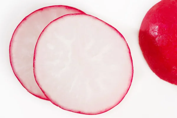 Primer plano de rábano rojo en rodajas sobre fondo blanco — Foto de Stock