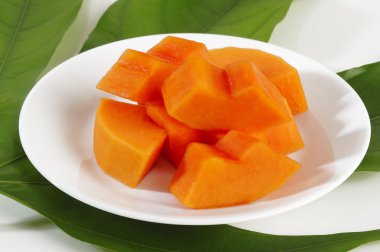 Papaya beyaz tabakta