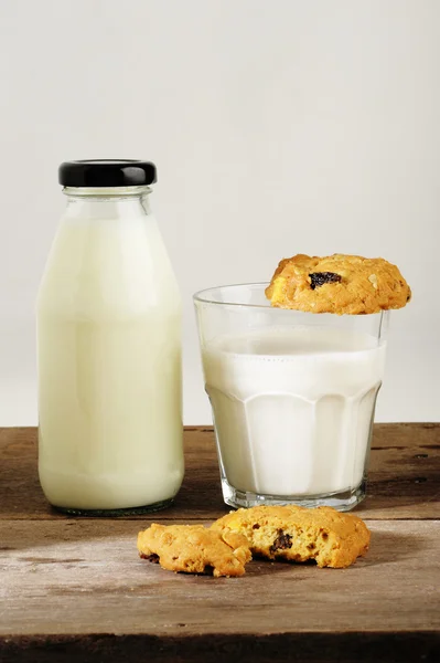 Milk with cookies on wooden background — Stock Photo, Image