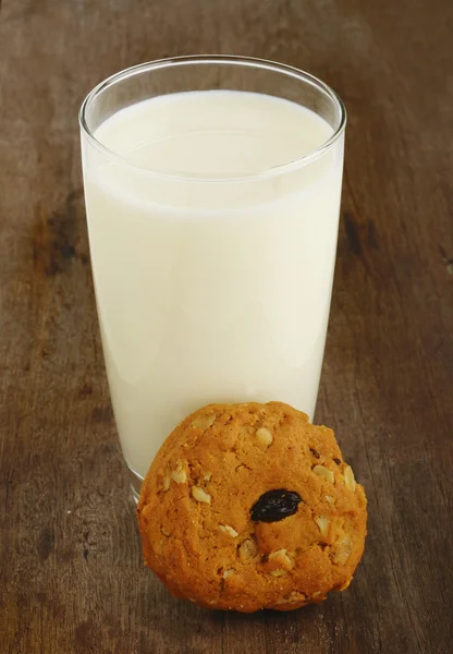 Leche con galletas — Foto de Stock